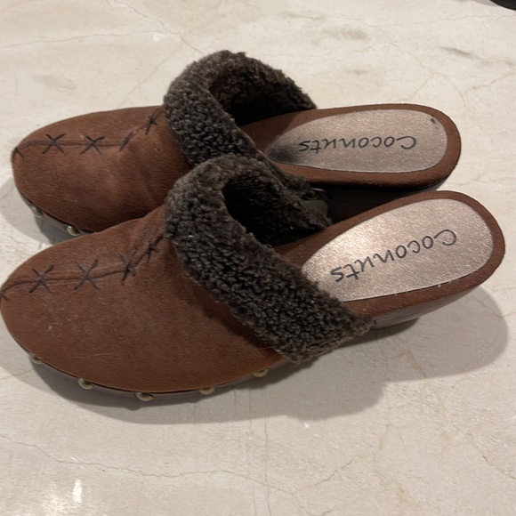 Coconuts Clogs - Picture 2 of 8